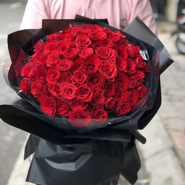 Elegant Red Rose Bouquet in Black Wrap